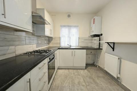 2 bedroom flat to rent, Watford Way, London NW7
