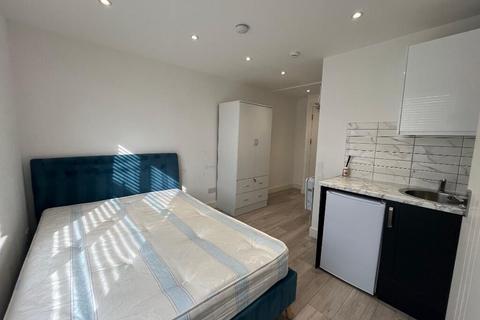 1 bedroom house to rent, Park Avenue Egham, Surrey TW20