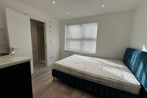 1 bedroom house to rent, Park Avenue Egham, Surrey TW20