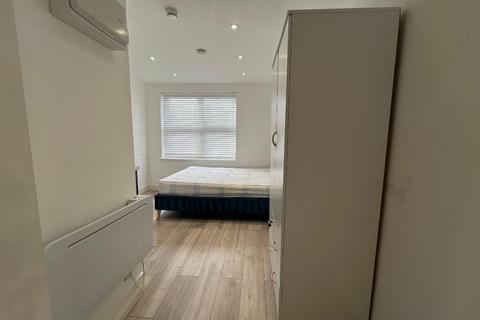 1 bedroom house to rent, Park Avenue Egham, Surrey TW20