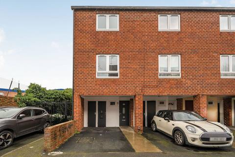 4 bedroom end of terrace house to rent, Cherry Close, South Ealing, London, W5