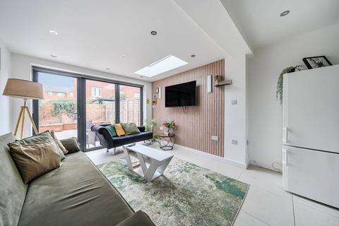 4 bedroom end of terrace house to rent, Cherry Close, South Ealing, London, W5