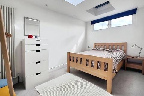 2 bedroom flat to rent, Whitwell Road, Hampshire PO4
