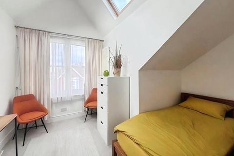2 bedroom flat to rent, Whitwell Road, Hampshire PO4
