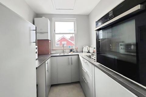 2 bedroom flat to rent, Whitwell Road, Hampshire PO4