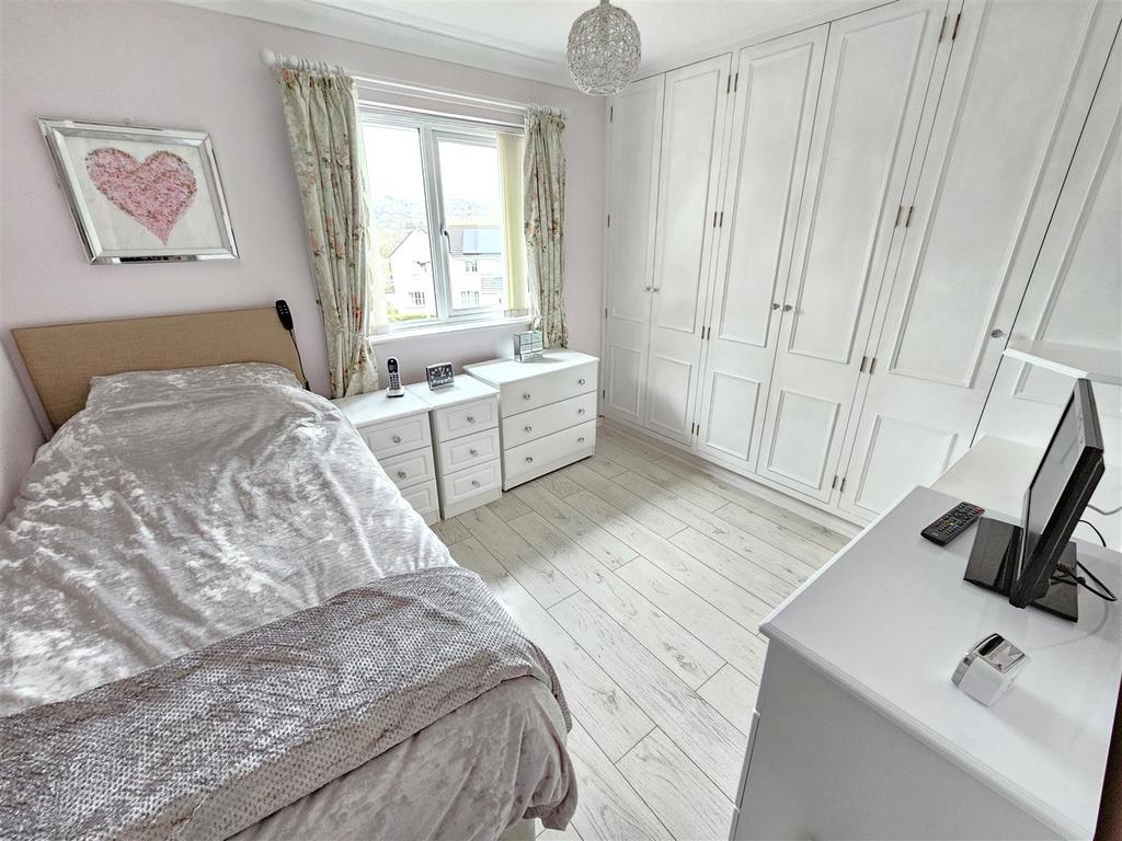 Bedroom 1.jpg