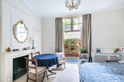 Studio to rent, Warwick Square, London SW1V