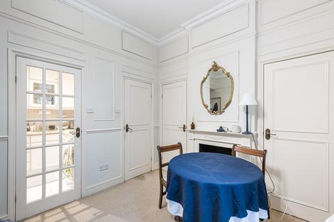 Studio to rent, Warwick Square, London SW1V
