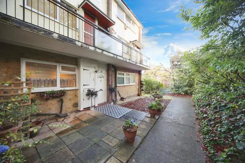 undefined, Lawn Gardens, LUTON