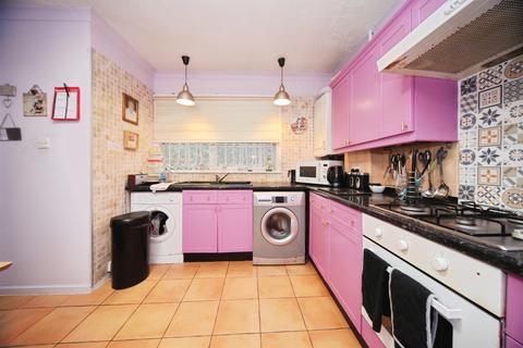 undefined, Lawn Gardens, LUTON