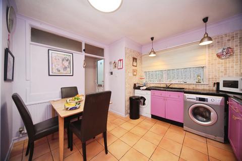 undefined, Lawn Gardens, LUTON