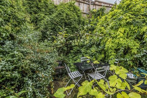 2 bedroom flat to rent, Rowena Crescent, London, SW11