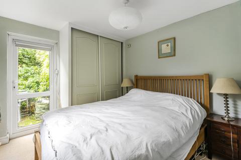 2 bedroom flat to rent, Rowena Crescent, London, SW11
