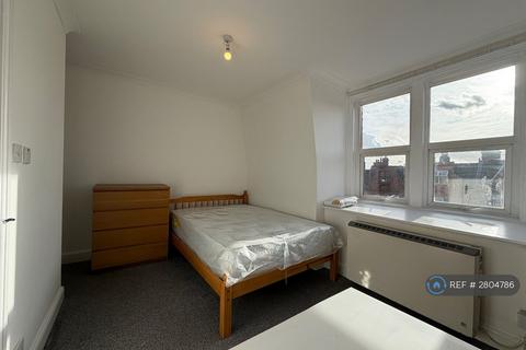 Studio to rent, Finchley Road, London, NW3