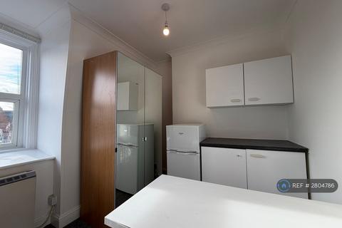Studio to rent, Finchley Road, London, NW3