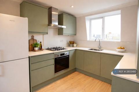 3 bedroom flat to rent, Geraldine Road, London, SW18