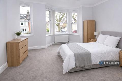 3 bedroom flat to rent, Geraldine Road, London, SW18