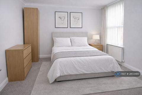 3 bedroom flat to rent, Geraldine Road, London, SW18