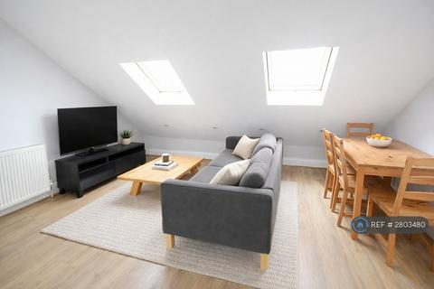 3 bedroom flat to rent, Geraldine Road, London, SW18