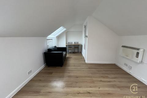 2 bedroom flat to rent, St. Johns Road, Isleworth TW7