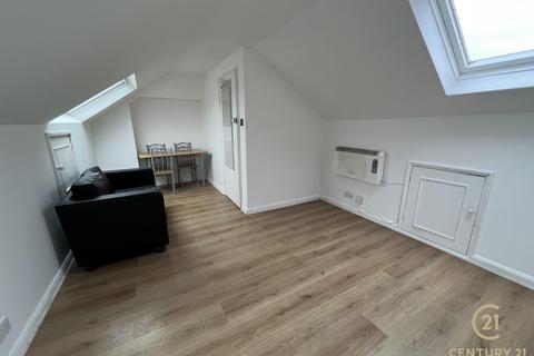 2 bedroom flat to rent, St. Johns Road, Isleworth TW7