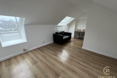 2 bedroom flat to rent, St. Johns Road, Isleworth TW7