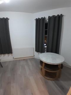 2 bedroom flat to rent, High Street, Acton, London
