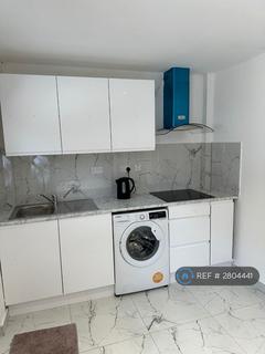 Studio to rent, St. Albans Road, Watford, WD25