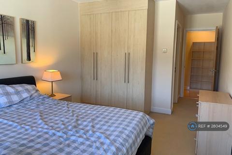 2 bedroom flat to rent, Tudor Court, Egham, TW20