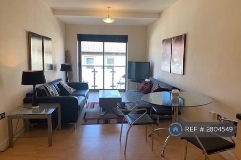 2 bedroom flat to rent, Tudor Court, Egham, TW20