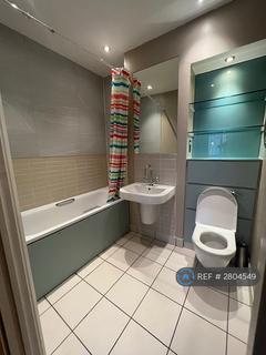 2 bedroom flat to rent, Tudor Court, Egham, TW20