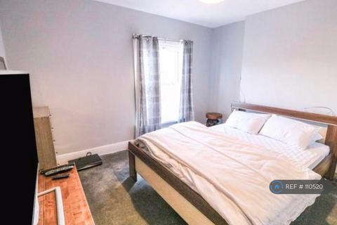 2 bedroom terraced house to rent, Market Place, Brough, HU15