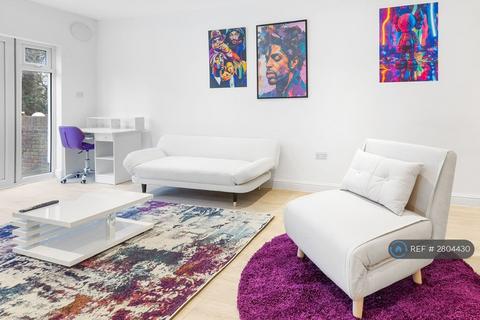 3 bedroom flat to rent, Park Road, London, NW4