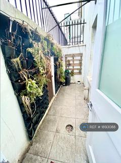 Studio to rent, Royal College Street, London, NW1