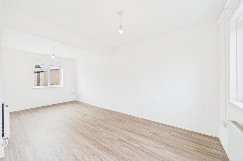 Lounge/Dining Room: