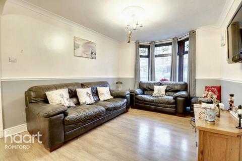 3 bedroom semi-detached house for sale, Park Lane, Hornchurch