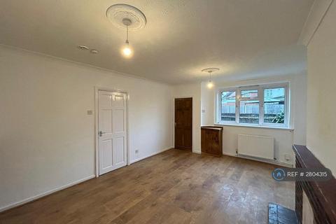3 bedroom semi-detached house to rent, Olde Hall Road, Wolverhampton, WV10