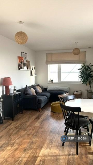 Main Room: Living/Dining Area