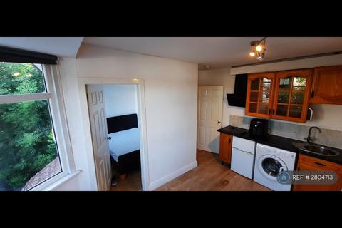 Studio to rent, The Ridgeway, London, NW9