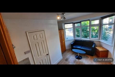 Studio to rent, The Ridgeway, London, NW9