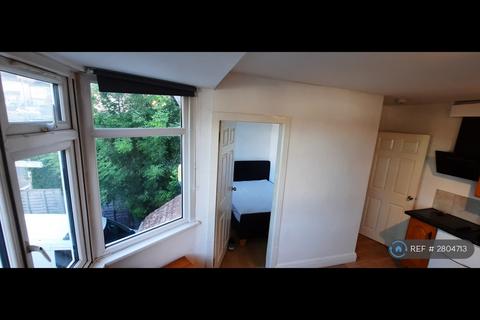 Studio to rent, The Ridgeway, London, NW9