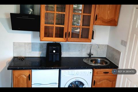 Studio to rent, The Ridgeway, London, NW9