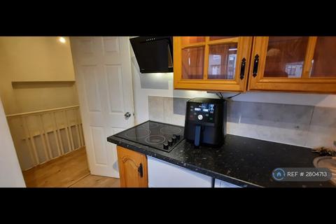 Studio to rent, The Ridgeway, London, NW9