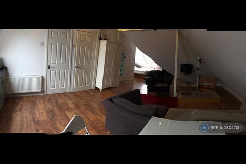 Studio to rent, The Ridgeway, London, NW9