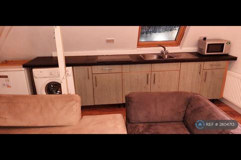 Studio to rent, The Ridgeway, London, NW9
