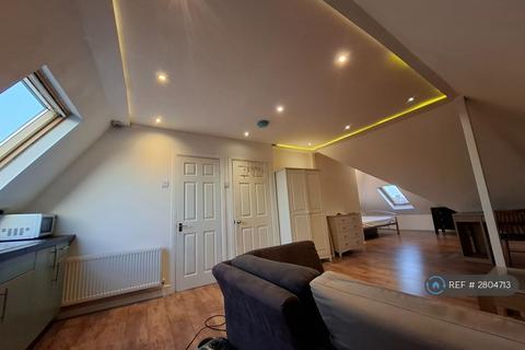 Studio to rent, The Ridgeway, London, NW9