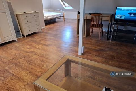 Studio to rent, The Ridgeway, London, NW9