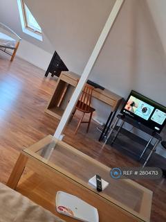 Studio to rent, The Ridgeway, London, NW9