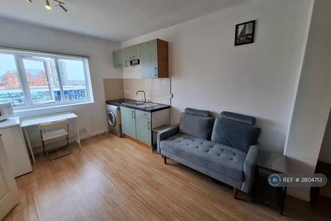 Studio to rent, The Ridgeway, London, NW9