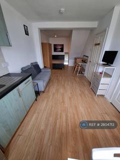 Studio to rent, The Ridgeway, London, NW9